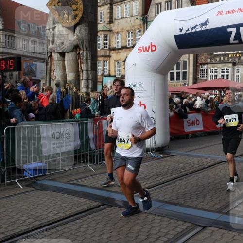 05.10.2025 - 20. swb-Marathon Bremen Yannick Fuchs http://msf.ph/oto/9228872 05.10.2025 10:59:08 Ziel 9518, 9542, 9601, 9847, 9977, 10357, 10588, 10607, 11612 meine-sportfotos.de
