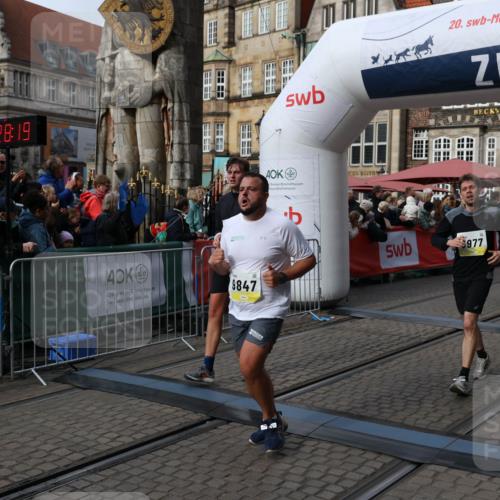 05.10.2025 - 20. swb-Marathon Bremen Yannick Fuchs http://msf.ph/oto/9228878 05.10.2025 10:59:08 Ziel 9518, 9542, 9601, 9847, 9977, 10357, 10588, 10607, 11612 meine-sportfotos.de