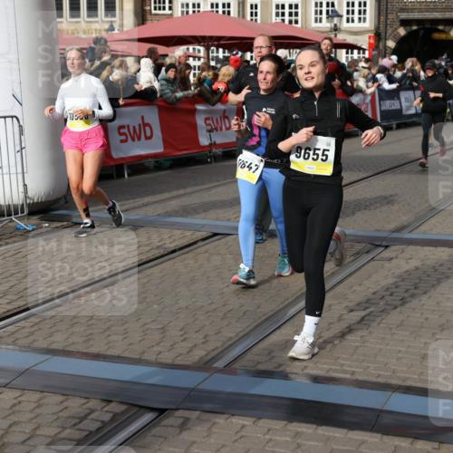 05.10.2025 - 20. swb-Marathon Bremen Yannick Fuchs http://msf.ph/oto/9228936 05.10.2025 11:02:01 Ziel 9237, 9365, 9655, 10558, 10837, 11415, 11647 meine-sportfotos.de
