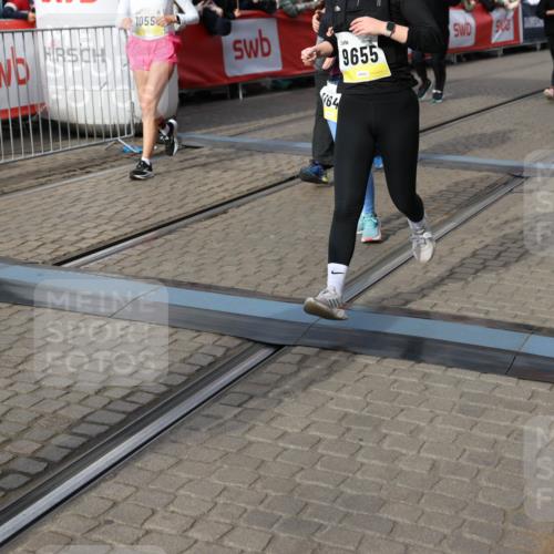 05.10.2025 - 20. swb-Marathon Bremen Yannick Fuchs http://msf.ph/oto/9228947 05.10.2025 11:02:01 Ziel 9237, 9365, 9655, 10558, 10837, 11415, 11647 meine-sportfotos.de