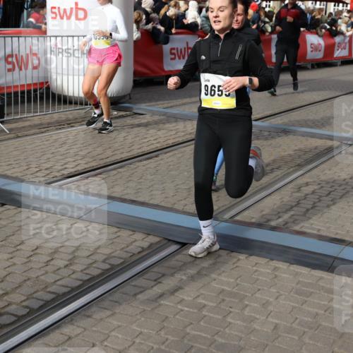 05.10.2025 - 20. swb-Marathon Bremen Yannick Fuchs http://msf.ph/oto/9228966 05.10.2025 11:02:02 Ziel 9237, 9365, 9655, 10558, 10837, 10944, 11415, 11647 meine-sportfotos.de