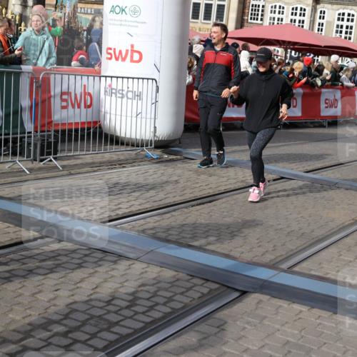 05.10.2025 - 20. swb-Marathon Bremen Yannick Fuchs http://msf.ph/oto/9228978 05.10.2025 11:02:04 Ziel 9237, 9365, 9655, 10558, 10837, 10944, 11415, 11647 meine-sportfotos.de