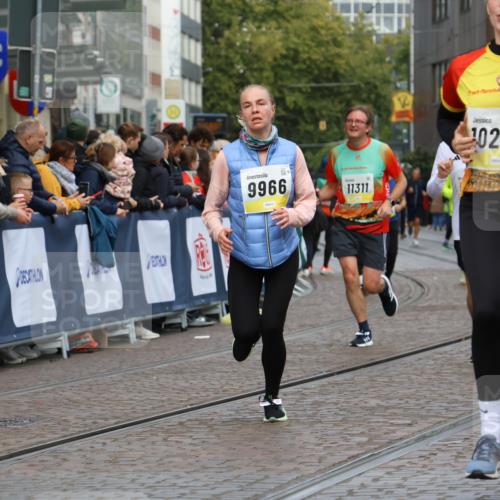 05.10.2025 - 20. swb-Marathon Bremen Strokosch-Dieckow http://msf.ph/oto/9228982 05.10.2025 10:50:51 Ziel 7733, 9251, 9277, 9399, 9715, 9888, 9966, 9975, 10029, 10224, 10227, 10534, 10689, 10698, 11061, 11220, 11311 meine-sportfotos.de