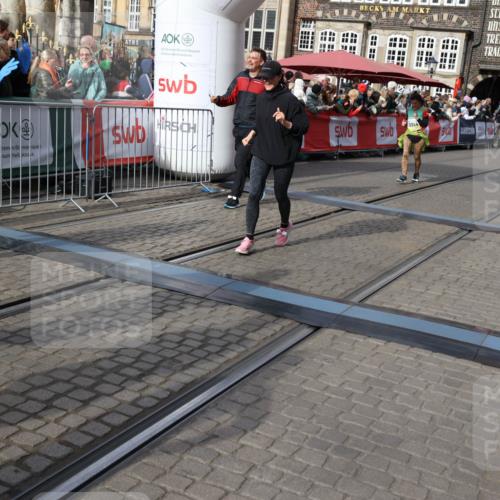 05.10.2025 - 20. swb-Marathon Bremen Yannick Fuchs http://msf.ph/oto/9228992 05.10.2025 11:02:04 Ziel 9237, 9365, 9655, 10558, 10837, 10944, 11415, 11647 meine-sportfotos.de