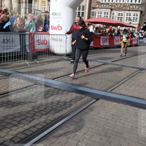 05.10.2025 - 20. swb-Marathon Bremen Yannick Fuchs http://msf.ph/oto/9228996 05.10.2025 11:02:04 Ziel 9237, 9365, 9655, 10558, 10837, 10944, 11415, 11647 meine-sportfotos.de