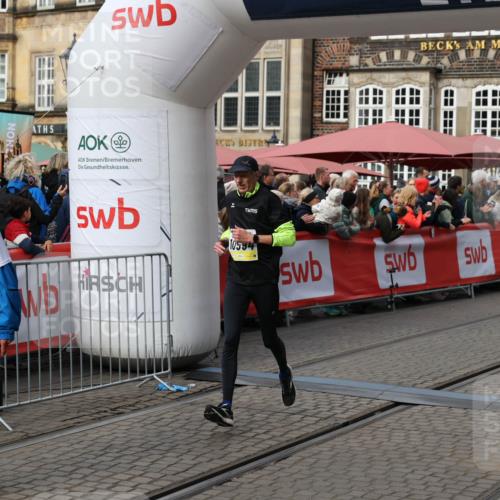 05.10.2025 - 20. swb-Marathon Bremen Yannick Fuchs http://msf.ph/oto/9229006 05.10.2025 10:59:13 Ziel 9692, 9847, 9977, 10039, 10353, 10357, 10588, 10594, 10607 meine-sportfotos.de
