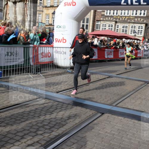 05.10.2025 - 20. swb-Marathon Bremen Yannick Fuchs http://msf.ph/oto/9229012 05.10.2025 11:02:04 Ziel 9237, 9365, 9655, 10558, 10837, 10944, 11415, 11647 meine-sportfotos.de