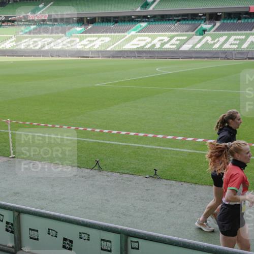 05.10.2025 - 20. swb-Marathon Bremen Michael Burmester http://msf.ph/oto/9229024 05.10.2025 10:27:15 Laufen im Stadion 28, 9009, 9202, 9270, 9285, 9339, 9351, 9362, 9396, 9400, 9411, 9500, 9670, 9678, 9709, 9711, 9876, 9878, 9885, 9897, 9921, 9960, 9961, 10045, 10091, 10092, 10277, 10351, 10411, 10568, 10634, 10639, 10682, 10750, 10773, 10792, 10818, 10822, 10823, 10898, 10947, 11074, 11362, 11446, 11585, 11645, 11659, 11678, 11683, 11714, 9250, 9290, 9545, 9590, 10053, 10090, 10431, 10447, 10633, 10649, 11648, 11715 meine-sportfotos.de