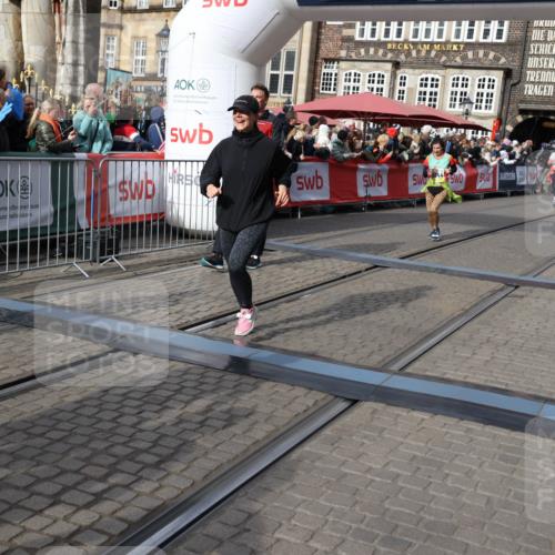 05.10.2025 - 20. swb-Marathon Bremen Yannick Fuchs http://msf.ph/oto/9229029 05.10.2025 11:02:04 Ziel 9237, 9365, 9655, 10558, 10837, 10944, 11415, 11647 meine-sportfotos.de