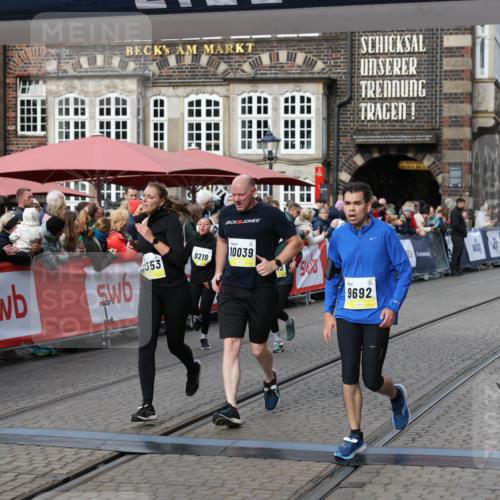 05.10.2025 - 20. swb-Marathon Bremen Yannick Fuchs http://msf.ph/oto/9229057 05.10.2025 10:59:16 Ziel 9219, 9692, 10039, 10143, 10353, 10357, 10594, 10607 meine-sportfotos.de