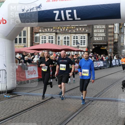 05.10.2025 - 20. swb-Marathon Bremen Yannick Fuchs http://msf.ph/oto/9229078 05.10.2025 10:59:16 Ziel 9219, 9692, 10039, 10143, 10353, 10357, 10594, 10607 meine-sportfotos.de