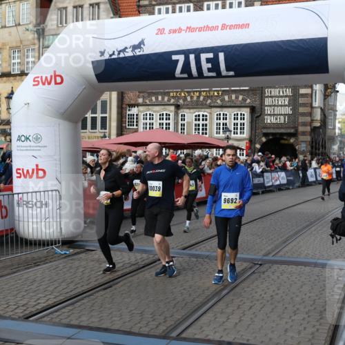 05.10.2025 - 20. swb-Marathon Bremen Yannick Fuchs http://msf.ph/oto/9229108 05.10.2025 10:59:17 Ziel 9219, 9508, 9692, 10039, 10143, 10353, 10594, 10607 meine-sportfotos.de