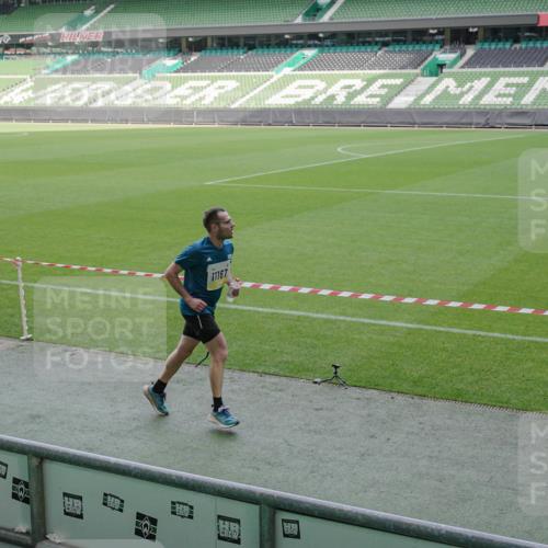 05.10.2025 - 20. swb-Marathon Bremen Michael Burmester http://msf.ph/oto/9229168 05.10.2025 10:27:39 Laufen im Stadion 28, 1138, 9270, 9339, 9351, 9397, 9500, 9546, 9670, 9709, 9711, 9885, 9961, 10091, 10092, 10351, 10452, 10509, 10568, 10634, 10637, 10639, 10661, 10676, 10750, 10818, 10822, 10850, 10858, 10898, 10947, 11074, 11167, 11189, 11299, 11327, 11446, 11462, 11645, 11659, 11678, 9009, 9202, 9285, 9362, 9400, 9411, 9678, 9876, 9878, 9897, 9921, 9960, 10045, 10091, 10277, 10411, 10773, 10792, 11362, 11585, 11683, 11714 meine-sportfotos.de