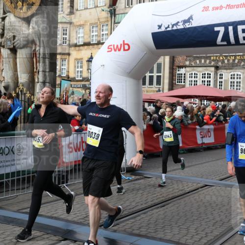 05.10.2025 - 20. swb-Marathon Bremen Yannick Fuchs http://msf.ph/oto/9229170 05.10.2025 10:59:18 Ziel 9219, 9508, 9692, 10039, 10143, 10353, 10594 meine-sportfotos.de