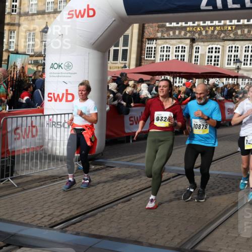 05.10.2025 - 20. swb-Marathon Bremen Yannick Fuchs http://msf.ph/oto/9229177 05.10.2025 11:02:10 Ziel 9324, 9426, 9536, 9686, 10301, 10837, 10855, 10879, 10887, 10944, 11415, 11459 meine-sportfotos.de