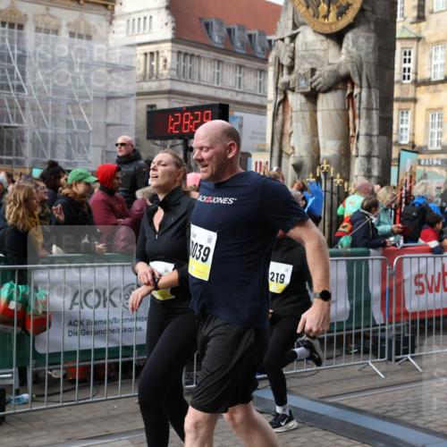05.10.2025 - 20. swb-Marathon Bremen Yannick Fuchs http://msf.ph/oto/9229179 05.10.2025 10:59:19 Ziel 9219, 9508, 9692, 10039, 10143, 10274, 10353, 10594 meine-sportfotos.de
