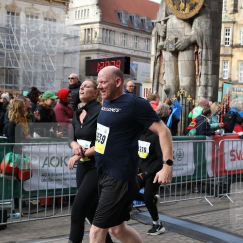 05.10.2025 - 20. swb-Marathon Bremen Yannick Fuchs http://msf.ph/oto/9229188 05.10.2025 10:59:19 Ziel 9219, 9508, 9692, 10039, 10143, 10274, 10353, 10594 meine-sportfotos.de