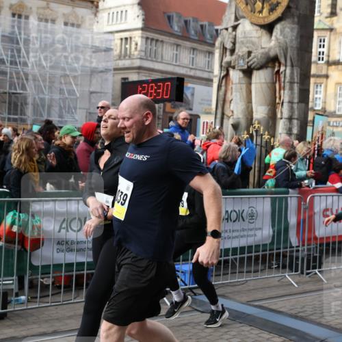 05.10.2025 - 20. swb-Marathon Bremen Yannick Fuchs http://msf.ph/oto/9229194 05.10.2025 10:59:19 Ziel 9219, 9508, 9692, 10039, 10143, 10274, 10353, 10594 meine-sportfotos.de
