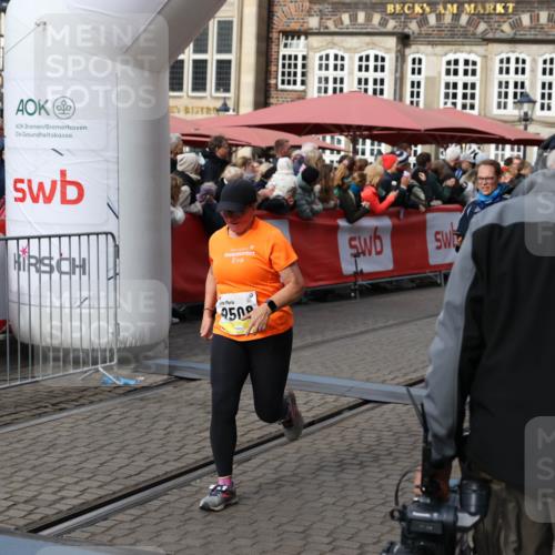 05.10.2025 - 20. swb-Marathon Bremen Yannick Fuchs http://msf.ph/oto/9229257 05.10.2025 10:59:22 Ziel 9219, 9454, 9508, 9692, 10039, 10143, 10200, 10274, 10353, 11207, 11400 meine-sportfotos.de