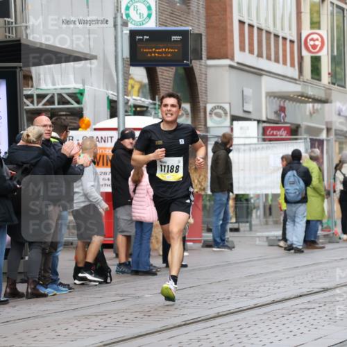 05.10.2025 - 20. swb-Marathon Bremen Strokosch-Dieckow http://msf.ph/oto/9229293 05.10.2025 10:35:53 Ziel 11013, 11185, 11188, 11013, 11185, 11188 meine-sportfotos.de