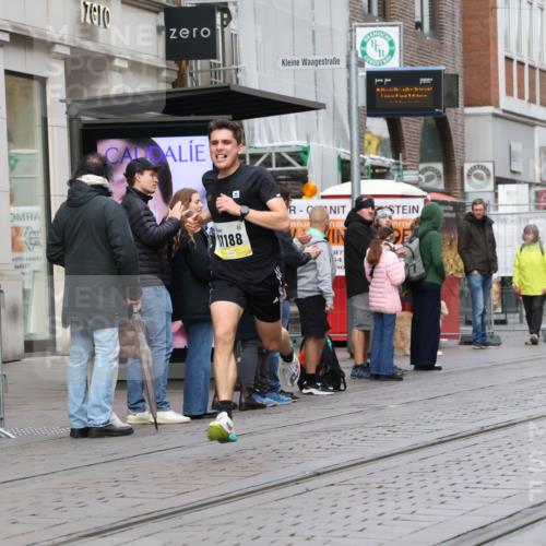 05.10.2025 - 20. swb-Marathon Bremen Strokosch-Dieckow http://msf.ph/oto/9229303 05.10.2025 10:35:54 Ziel 11013, 11185, 11188, 11013, 11185, 11188 meine-sportfotos.de