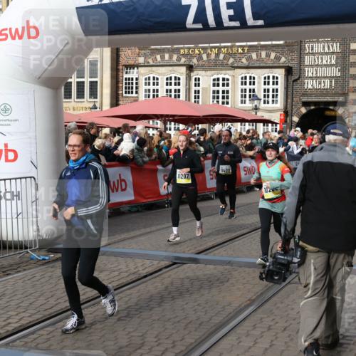 05.10.2025 - 20. swb-Marathon Bremen Yannick Fuchs http://msf.ph/oto/9229321 05.10.2025 10:59:23 Ziel 9183, 9219, 9454, 9508, 10039, 10143, 10200, 10274, 10353, 10407, 11207, 11400 meine-sportfotos.de