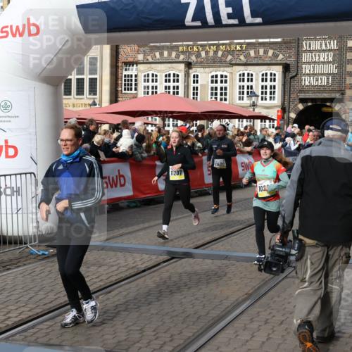 05.10.2025 - 20. swb-Marathon Bremen Yannick Fuchs http://msf.ph/oto/9229325 05.10.2025 10:59:23 Ziel 9183, 9219, 9454, 9508, 10039, 10143, 10200, 10274, 10353, 10407, 11207, 11400 meine-sportfotos.de
