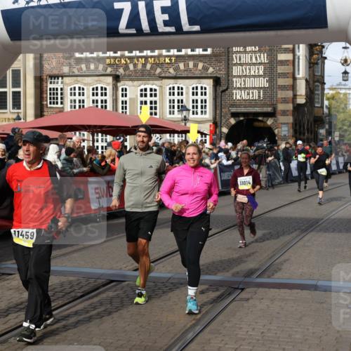 05.10.2025 - 20. swb-Marathon Bremen Yannick Fuchs http://msf.ph/oto/9229327 05.10.2025 11:02:14 Ziel 9324, 9363, 9426, 9536, 9686, 10301, 10508, 10855, 10879, 10887, 11014, 11459 meine-sportfotos.de