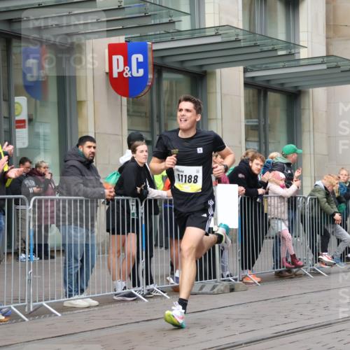 05.10.2025 - 20. swb-Marathon Bremen Strokosch-Dieckow http://msf.ph/oto/9229336 05.10.2025 10:35:56 Ziel 11013, 11185, 11188, 11013, 11185, 11188 meine-sportfotos.de