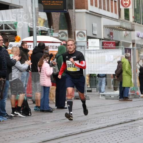 05.10.2025 - 20. swb-Marathon Bremen Strokosch-Dieckow http://msf.ph/oto/9229345 05.10.2025 10:36:06 Ziel 9527, 9829, 11013, 11185, 11687, 9527, 9829, 11013, 11185, 11687 meine-sportfotos.de