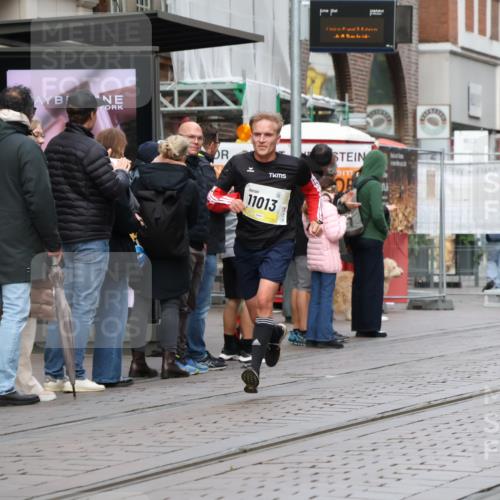 05.10.2025 - 20. swb-Marathon Bremen Strokosch-Dieckow http://msf.ph/oto/9229351 05.10.2025 10:36:07 Ziel 9527, 9829, 11013, 11185, 11687, 9527, 9829, 11013, 11185, 11687 meine-sportfotos.de