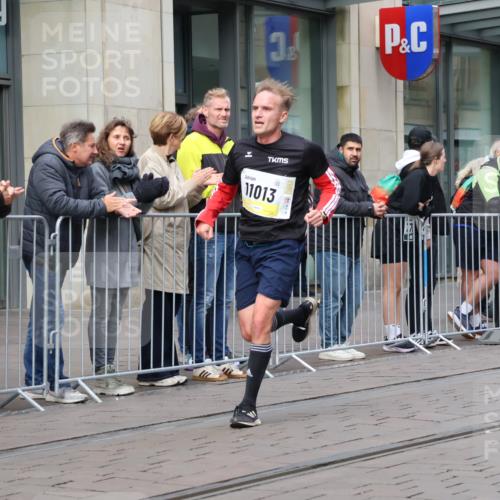 05.10.2025 - 20. swb-Marathon Bremen Strokosch-Dieckow http://msf.ph/oto/9229374 05.10.2025 10:36:10 Ziel 9527, 9829, 11013, 11185, 11687, 9527, 9829, 11013, 11185, 11687 meine-sportfotos.de