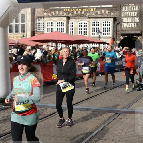 05.10.2025 - 20. swb-Marathon Bremen Yannick Fuchs http://msf.ph/oto/9229423 05.10.2025 10:59:25 Ziel 9183, 9454, 9508, 10200, 10274, 10407, 11006, 11007, 11207, 11400 meine-sportfotos.de