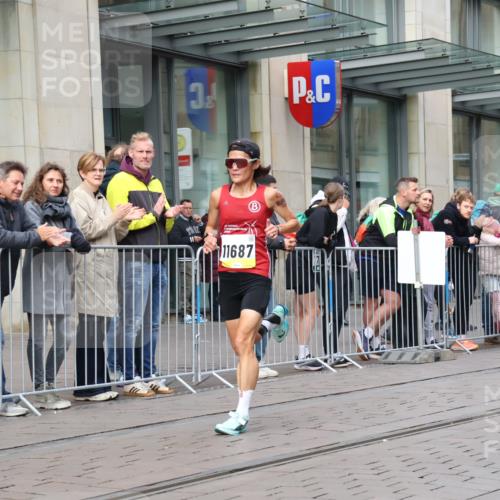 05.10.2025 - 20. swb-Marathon Bremen Strokosch-Dieckow http://msf.ph/oto/9229436 05.10.2025 10:36:18 Ziel 9429, 9527, 9829, 9833, 10425, 11185, 11687, 9429, 9527, 9829, 9833, 10425, 11185, 11687 meine-sportfotos.de