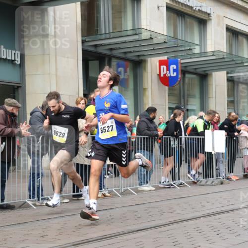 05.10.2025 - 20. swb-Marathon Bremen Strokosch-Dieckow http://msf.ph/oto/9229535 05.10.2025 10:36:31 Ziel 9429, 9829, 9833, 10425, 9429, 9829, 9833, 10425 meine-sportfotos.de