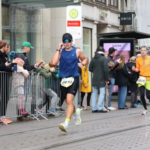 05.10.2025 - 20. swb-Marathon Bremen Strokosch-Dieckow http://msf.ph/oto/9229557 05.10.2025 10:36:34 Ziel 9429, 9480, 9833, 10425, 9429, 9480, 9833, 10425 meine-sportfotos.de