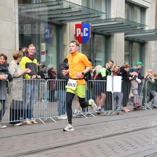 05.10.2025 - 20. swb-Marathon Bremen Strokosch-Dieckow http://msf.ph/oto/9229625 05.10.2025 10:36:37 Ziel 9429, 9480, 9833, 10425, 9429, 9480, 9833, 10425 meine-sportfotos.de