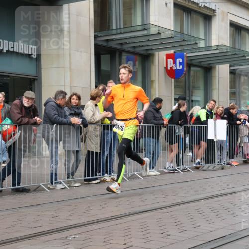 05.10.2025 - 20. swb-Marathon Bremen Strokosch-Dieckow http://msf.ph/oto/9229631 05.10.2025 10:36:37 Ziel 9429, 9480, 9833, 10425, 9429, 9480, 9833, 10425 meine-sportfotos.de