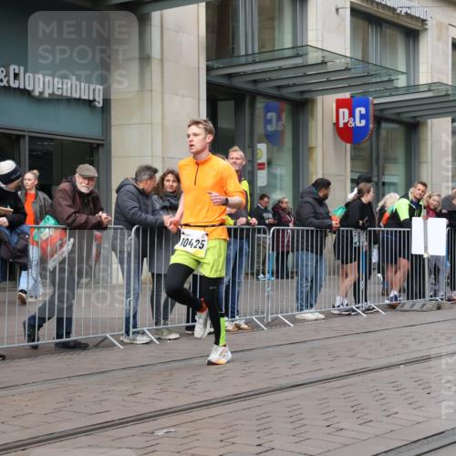 05.10.2025 - 20. swb-Marathon Bremen Strokosch-Dieckow http://msf.ph/oto/9229643 05.10.2025 10:36:37 Ziel 9429, 9480, 9833, 10425, 9429, 9480, 9833, 10425 meine-sportfotos.de