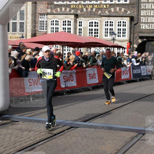 05.10.2025 - 20. swb-Marathon Bremen Yannick Fuchs http://msf.ph/oto/9229658 05.10.2025 11:02:20 Ziel 9363, 9426, 10301, 10508, 11014, 11340, 11454, 11646 meine-sportfotos.de