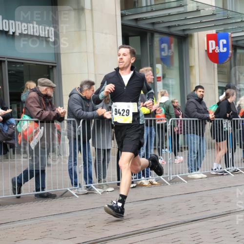 05.10.2025 - 20. swb-Marathon Bremen Strokosch-Dieckow http://msf.ph/oto/9229679 05.10.2025 10:36:43 Ziel 9429, 9480, 11213, 9429, 9480, 11213 meine-sportfotos.de