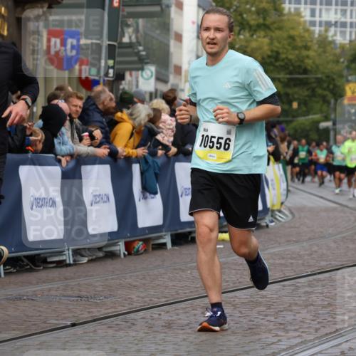 05.10.2025 - 20. swb-Marathon Bremen Strokosch-Dieckow http://msf.ph/oto/9229692 05.10.2025 10:51:23 Ziel 10321, 10376, 10556, 11177 meine-sportfotos.de