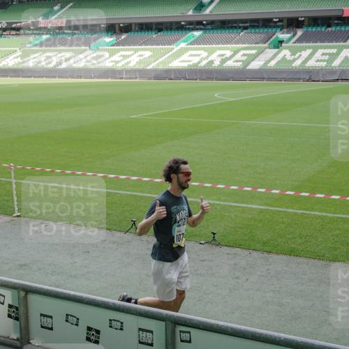 05.10.2025 - 20. swb-Marathon Bremen Michael Burmester http://msf.ph/oto/9229730 05.10.2025 10:28:26 Laufen im Stadion 1138, 7414, 9200, 9206, 9207, 9216, 9222, 9223, 9244, 9293, 9298, 9366, 9377, 9397, 9404, 9406, 9413, 9546, 9562, 9665, 9706, 9810, 9955, 10047, 10109, 10131, 10177, 10211, 10266, 10268, 10303, 10319, 10350, 10382, 10428, 10509, 10519, 10661, 10667, 10688, 10789, 10850, 10858, 10875, 10931, 10953, 10973, 11104, 11189, 11244, 11248, 11268, 11327, 11330, 11357, 11462, 11498, 11513, 11561, 11579, 11628, 11705, 10452, 10637, 10676, 11167 meine-sportfotos.de