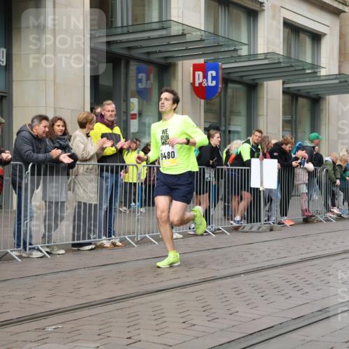 05.10.2025 - 20. swb-Marathon Bremen Strokosch-Dieckow http://msf.ph/oto/9229749 05.10.2025 10:36:55 Ziel 9480, 9565, 10704, 11213, 9480, 9565, 10704, 11213 meine-sportfotos.de