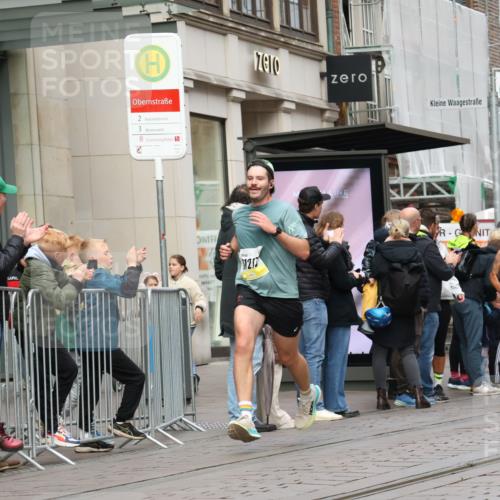 05.10.2025 - 20. swb-Marathon Bremen Strokosch-Dieckow http://msf.ph/oto/9229782 05.10.2025 10:37:04 Ziel 9565, 9586, 10358, 10704, 11021, 11213, 9565, 9586, 10358, 10704, 11021, 11213 meine-sportfotos.de