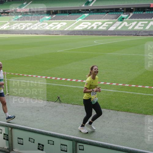 05.10.2025 - 20. swb-Marathon Bremen Michael Burmester http://msf.ph/oto/9229800 05.10.2025 10:28:31 Laufen im Stadion 1138, 7414, 9200, 9206, 9207, 9216, 9222, 9223, 9244, 9293, 9298, 9366, 9377, 9397, 9404, 9406, 9413, 9562, 9665, 9706, 9810, 9955, 10047, 10109, 10131, 10177, 10211, 10266, 10268, 10303, 10319, 10350, 10382, 10428, 10509, 10519, 10661, 10667, 10688, 10789, 10850, 10858, 10875, 10931, 10953, 10973, 11104, 11189, 11244, 11248, 11268, 11327, 11330, 11357, 11498, 11513, 11561, 11573, 11579, 11628, 11705, 9397, 9546, 10452, 10637, 10676, 11167 meine-sportfotos.de