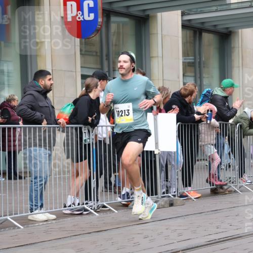 05.10.2025 - 20. swb-Marathon Bremen Strokosch-Dieckow http://msf.ph/oto/9229805 05.10.2025 10:37:05 Ziel 9565, 9586, 10358, 10704, 11021, 11213, 9565, 9586, 10358, 10704, 11021, 11213 meine-sportfotos.de