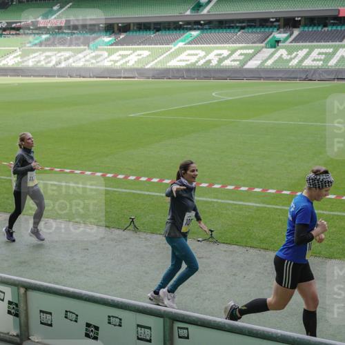 05.10.2025 - 20. swb-Marathon Bremen Michael Burmester http://msf.ph/oto/9229818 05.10.2025 10:28:33 Laufen im Stadion 1138, 7414, 9200, 9206, 9207, 9216, 9222, 9223, 9244, 9293, 9298, 9366, 9377, 9404, 9406, 9413, 9562, 9665, 9706, 9810, 9955, 10047, 10062, 10109, 10131, 10177, 10211, 10266, 10268, 10303, 10319, 10350, 10382, 10428, 10509, 10519, 10661, 10667, 10688, 10789, 10850, 10858, 10875, 10931, 10953, 10973, 11104, 11189, 11244, 11248, 11268, 11327, 11330, 11357, 11498, 11513, 11561, 11573, 11579, 11628, 11705, 9397, 9546, 10452, 10637, 10661, 10676, 11167 meine-sportfotos.de