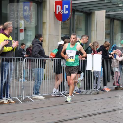 05.10.2025 - 20. swb-Marathon Bremen Strokosch-Dieckow http://msf.ph/oto/9229850 05.10.2025 10:37:08 Ziel 9565, 9586, 10358, 10704, 11021, 11213, 9565, 9586, 10358, 10704, 11021, 11213 meine-sportfotos.de