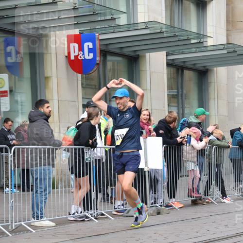 05.10.2025 - 20. swb-Marathon Bremen Strokosch-Dieckow http://msf.ph/oto/9229888 05.10.2025 10:37:09 Ziel 9565, 9586, 10347, 10358, 10704, 11021, 9565, 9586, 10347, 10358, 10704, 11021 meine-sportfotos.de